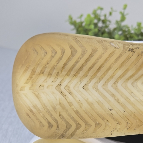 Jordan Men's Black and Orange Athletic Shoes - Picture 14 of 15